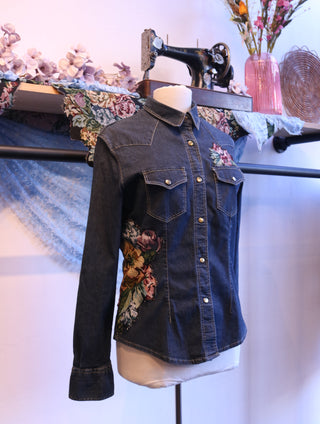 Reworked spijkerblouse bloem - Maat M