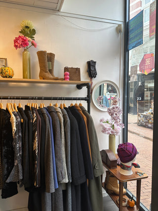 Waarom vintage kleding zoveel beter voelt (en lang mee gaat)