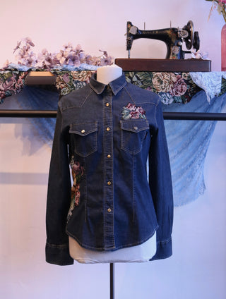 Reworked spijkerblouse bloem - Maat M