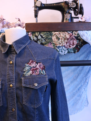 Reworked spijkerblouse bloem - Maat M