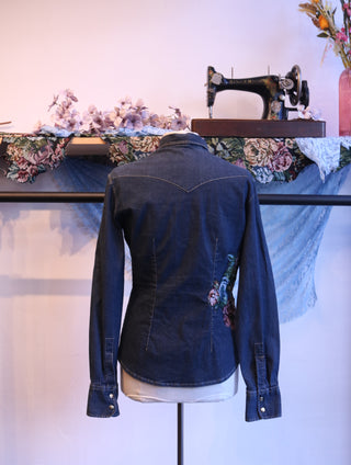 Reworked spijkerblouse bloem - Maat M